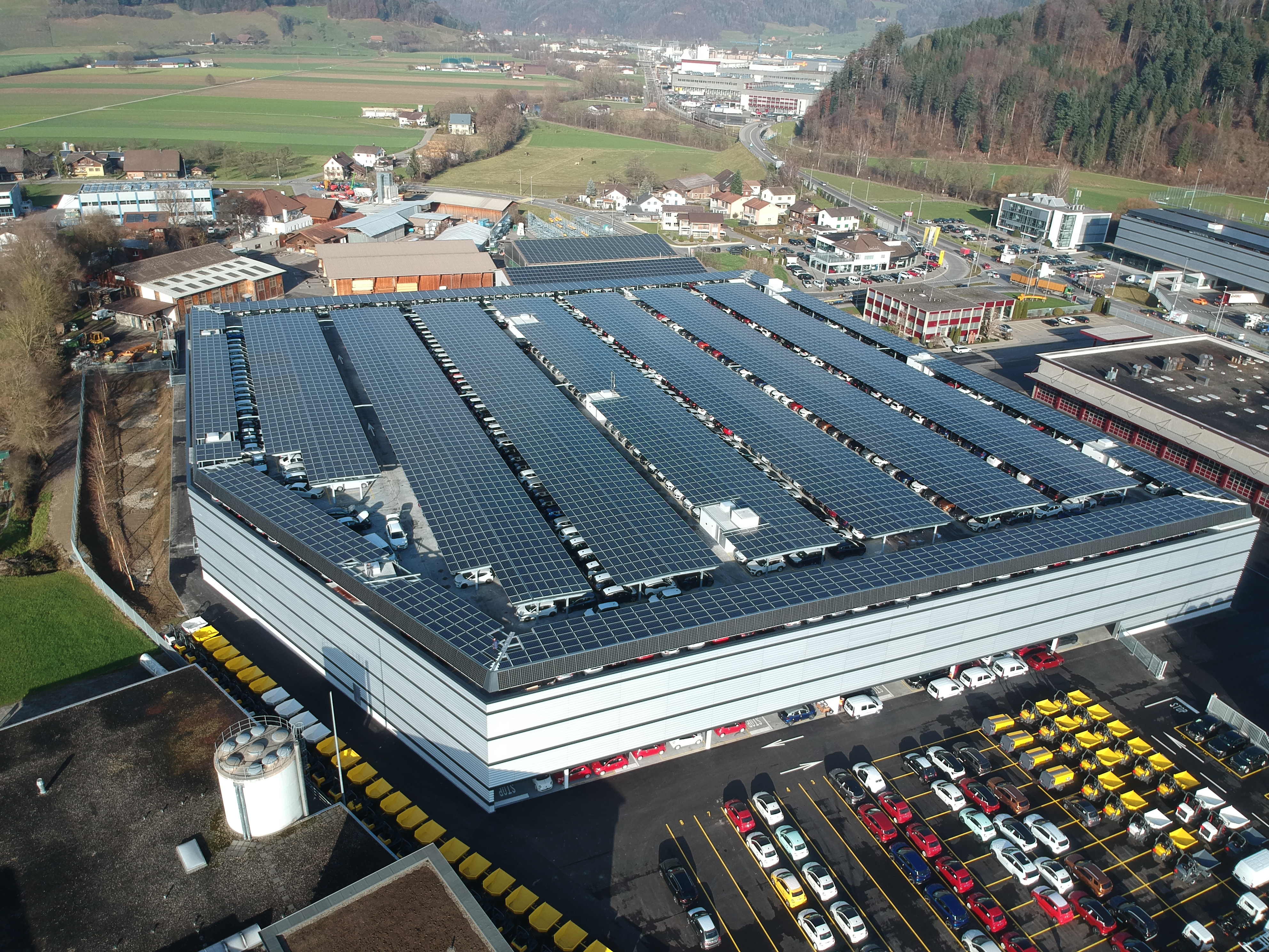 Die Solar-Parkplatzüberdachung bei den Galliker Transporte in Altishofen