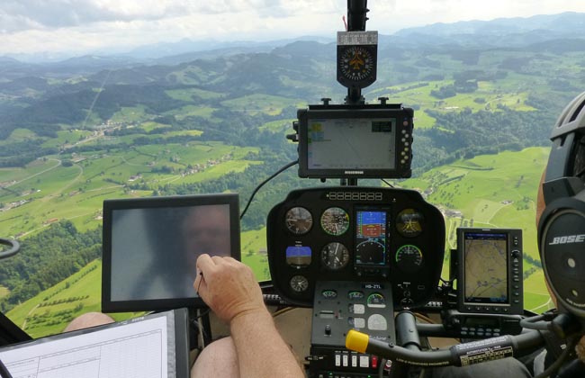 Die Messungen werden während des Fluges per Display genau überwacht.(©BSF Swissphoto)