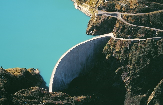 Der Lai da Curnera liegt im gleichnamigen Tal in Graubünden in der Nähe der Gemeinde Tujetsch. Zu erreichen ist der See über den Oberalppass. Er bildet mit den Stauseen Sta. Maria und Nalps ein durch Röhren zusammenhängendes wasserwirtschaftliches System und ist Teil der Kraftwerke Vorderrhein