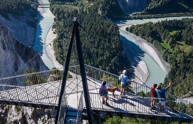 Am Rand der Schlucht git es diverse Plattformen - alle garantiert mit grandiosem Blick auf den Brand Canyon der Schweiz